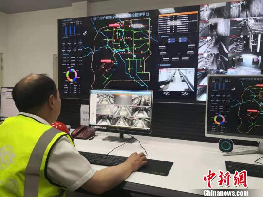 圖為白銀綜合地下管廊總控室工作人員正在進行氧氣、濕度、溫度等監(jiān)測?！「呖档?攝